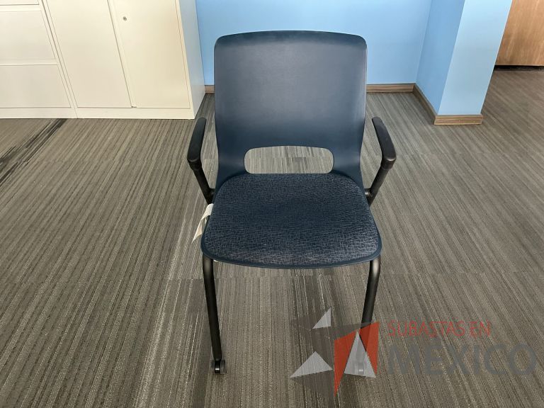 Lote 155 - 3 Sillas de visita con ruedas, descansabrazos, respaldo en plástico color azul y asiento en tela color azul - Imagen 2