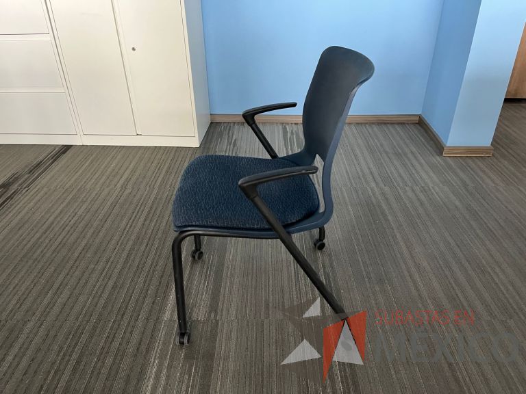 Lote 155 - 3 Sillas de visita con ruedas, descansabrazos, respaldo en plástico color azul y asiento en tela color azul - Imagen 4