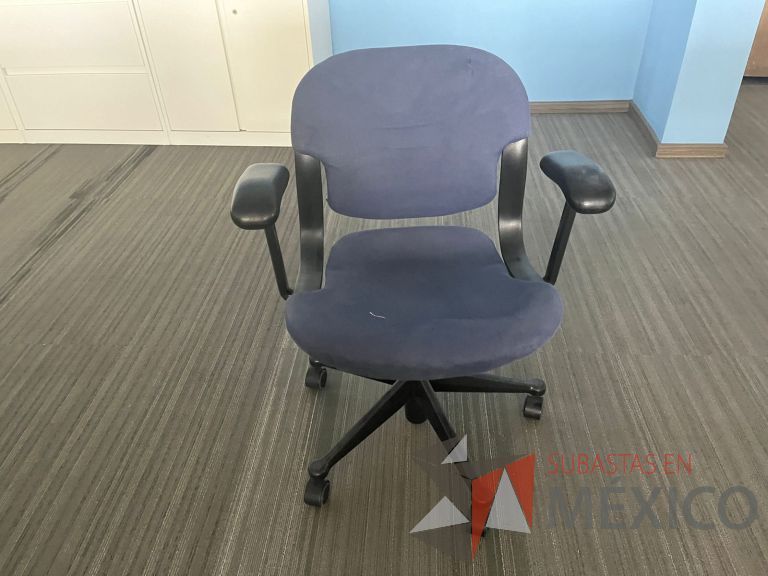 Lote 156 - 4 Sillas operativas con ruedas, descansabrazos, asiento y respaldo en tela de color azul - Imagen 2
