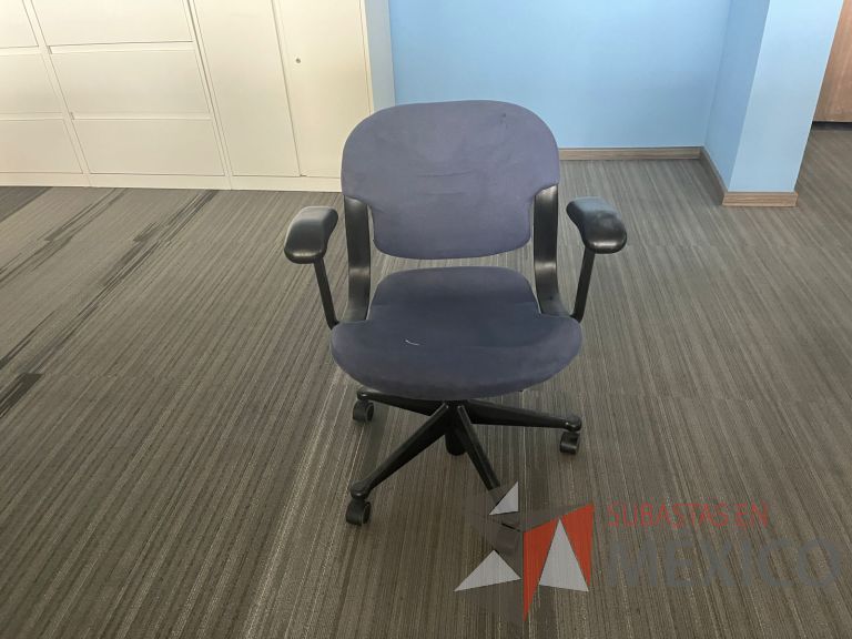 Lote 156 - 4 Sillas operativas con ruedas, descansabrazos, asiento y respaldo en tela de color azul - Imagen 3