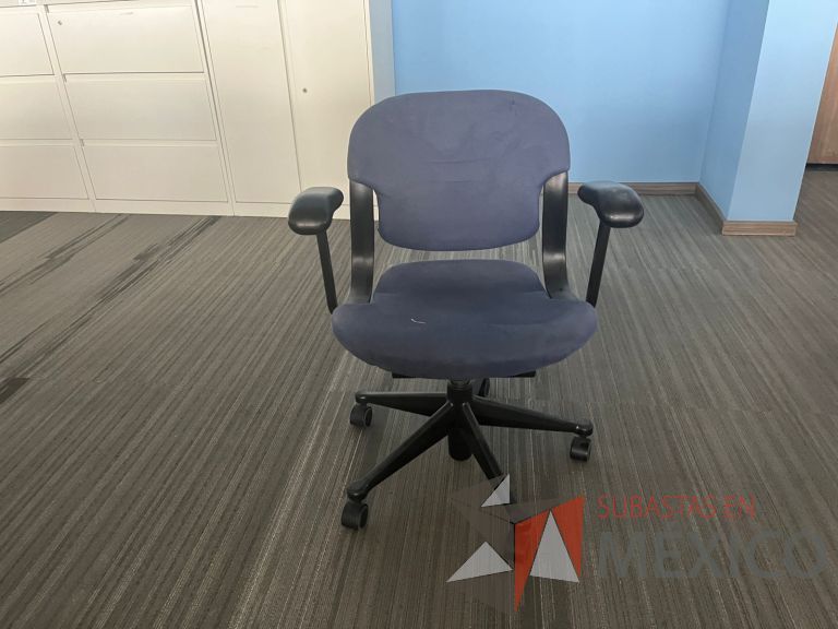 Lote 156 - 4 Sillas operativas con ruedas, descansabrazos, asiento y respaldo en tela de color azul