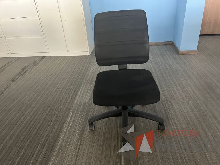Lote 157 - 5 Sillas operativas con ruedas, asiento y respaldo de tela en color negro - Imagen 2