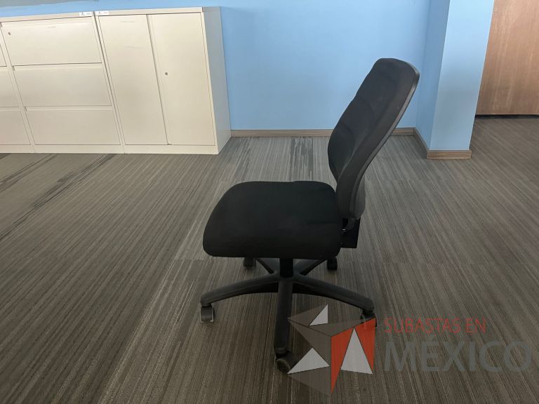 Lote 157 - 5 Sillas operativas con ruedas, asiento y respaldo de tela en color negro - Imagen 3
