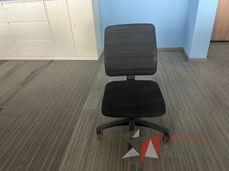 Lote 157 - 5 Sillas operativas con ruedas, asiento y respaldo de tela en color negro