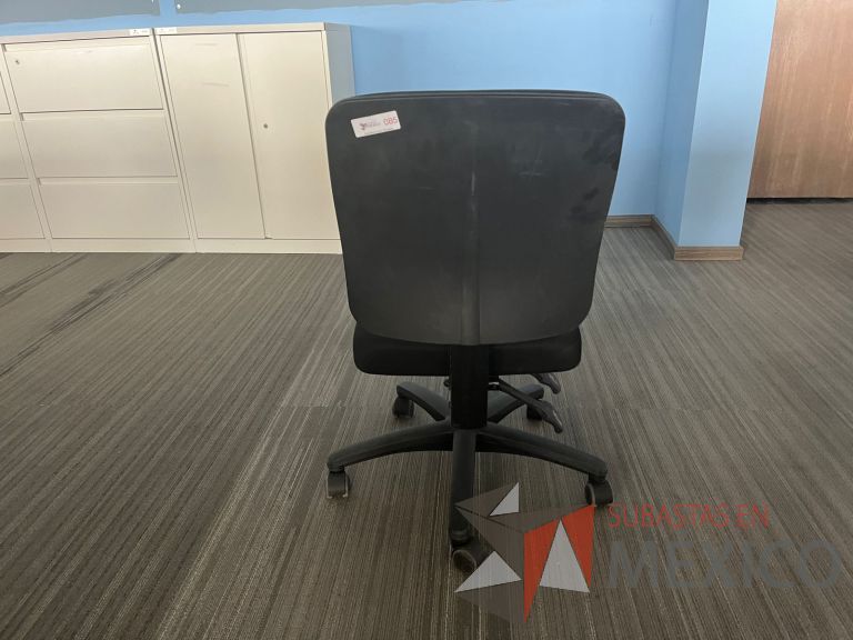 Lote 157 - 5 Sillas operativas con ruedas, asiento y respaldo de tela en color negro - Imagen 4