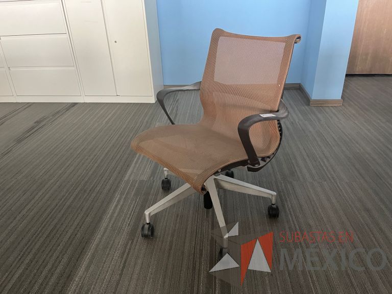 Lote 165 - Silla operativa con ruedas, descansabrazos, asiento y respaldo en malla color café - Imagen 2