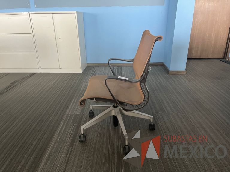Lote 165 - Silla operativa con ruedas, descansabrazos, asiento y respaldo en malla color café - Imagen 3