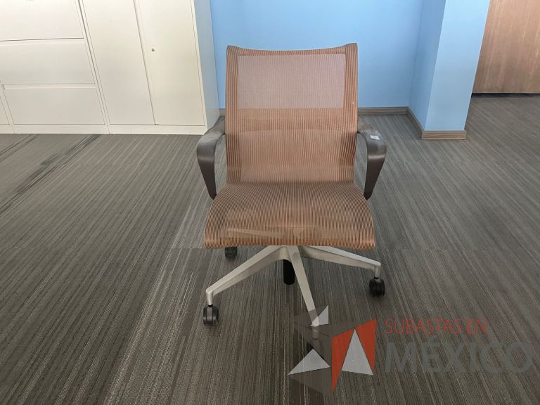 Lote 165 - Silla operativa con ruedas, descansabrazos, asiento y respaldo en malla color café - Imagen 4