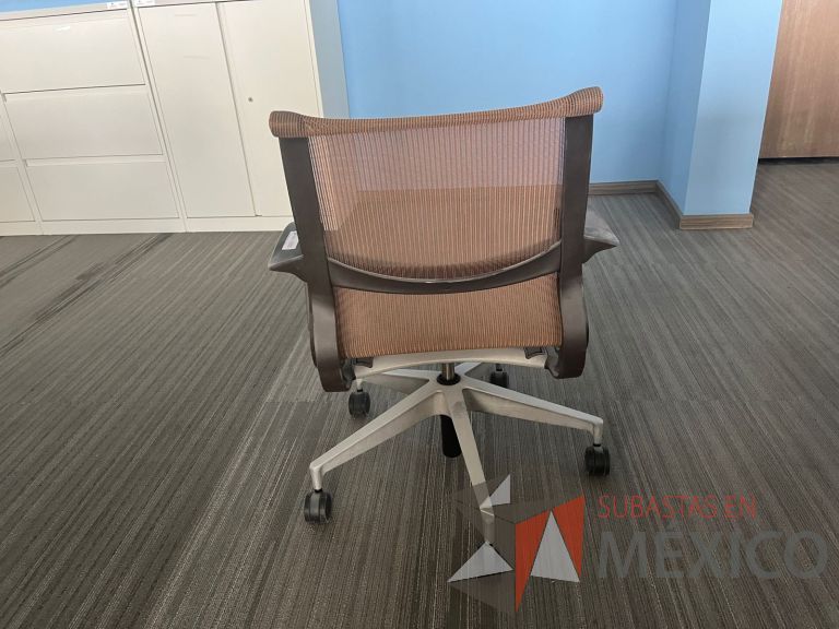 Lote 165 - Silla operativa con ruedas, descansabrazos, asiento y respaldo en malla color café - Imagen 5