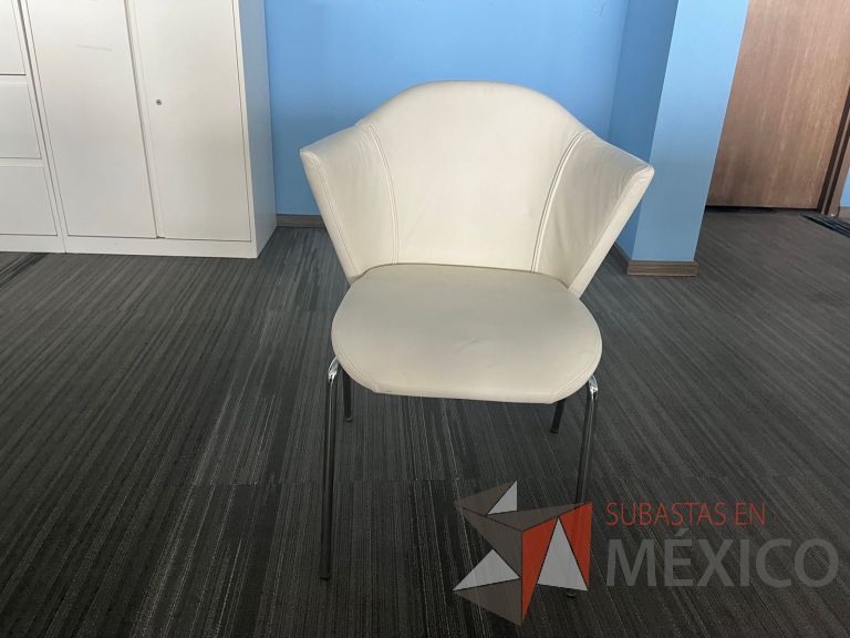 Lote 166 - 2 Sillas fijas, asiento y respaldo en piel color beige - Imagen 2