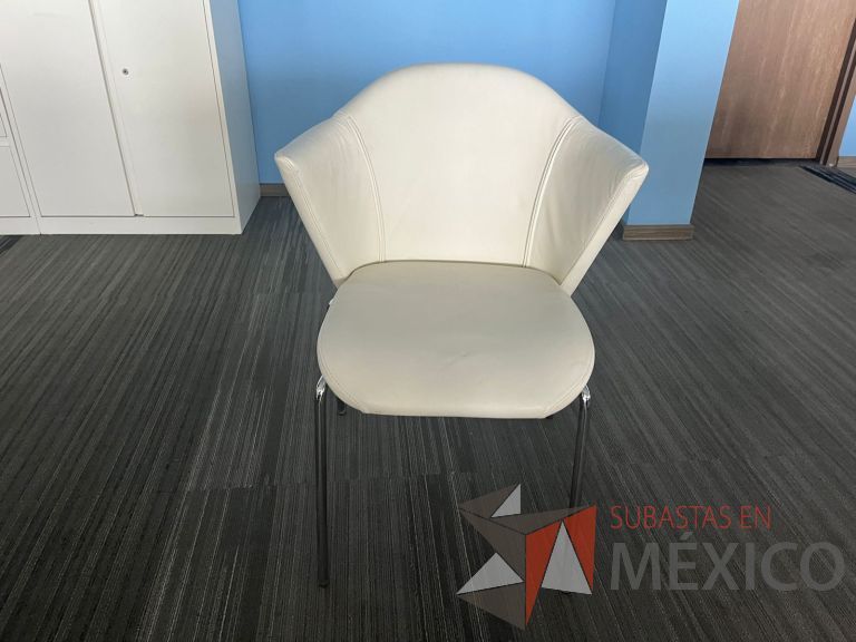 Lote 166 - 2 Sillas fijas, asiento y respaldo en piel color beige