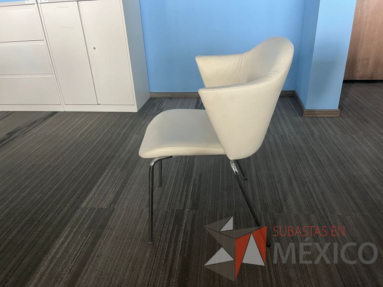 Lote 166 - 2 Sillas fijas, asiento y respaldo en piel color beige - Imagen 3