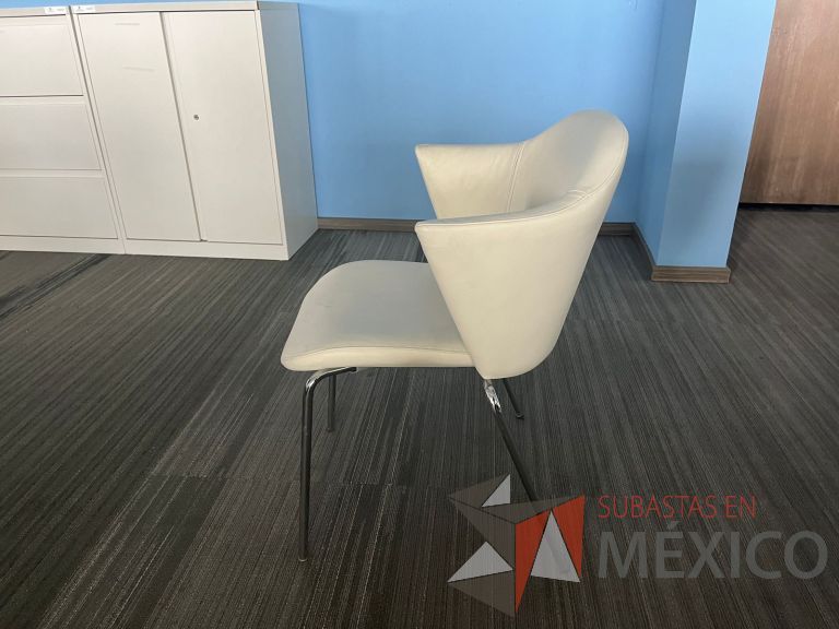 Lote 166 - 2 Sillas fijas, asiento y respaldo en piel color beige - Imagen 4
