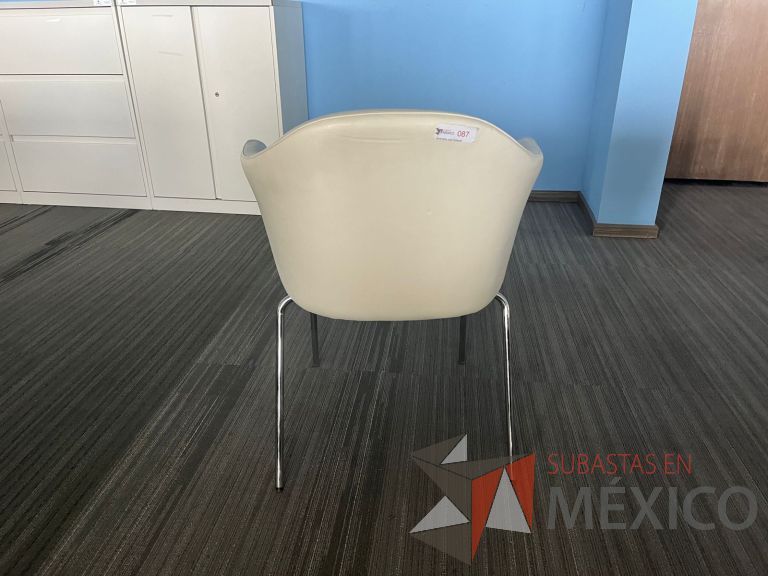 Lote 166 - 2 Sillas fijas, asiento y respaldo en piel color beige - Imagen 5