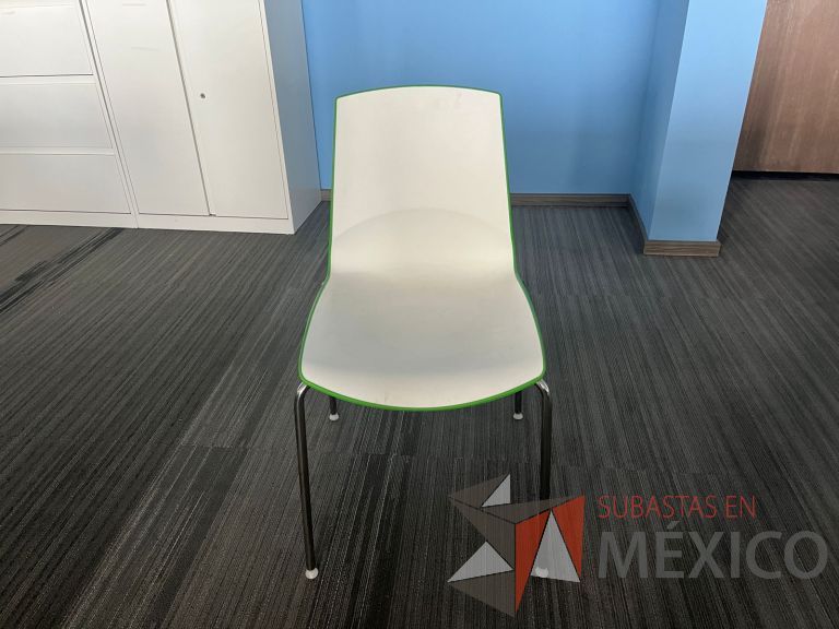 Lote 181 - Silla fija, asiento y respaldo en plástico color blanco