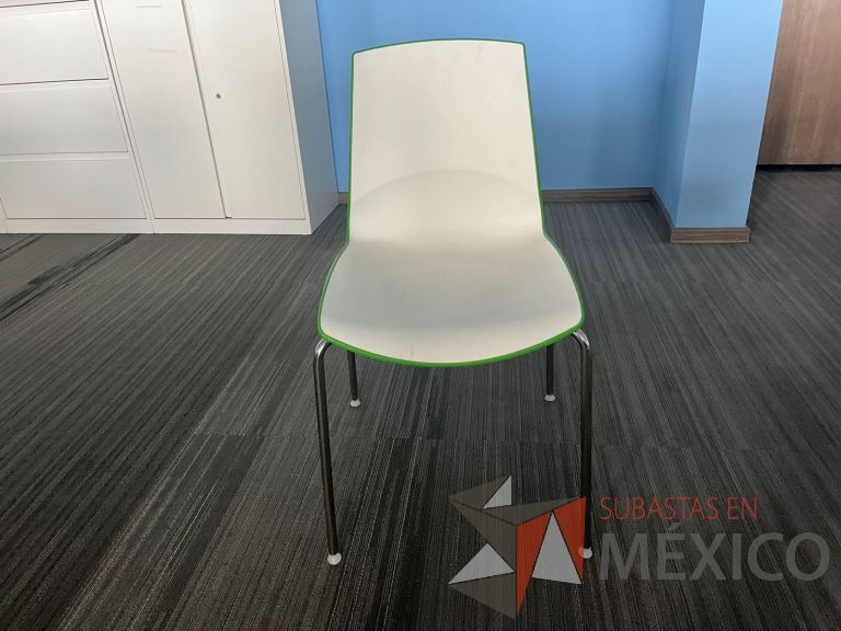 Lote 181 - Silla fija, asiento y respaldo en plástico color blanco - Imagen 3