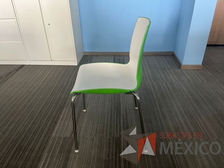 Lote 181 - Silla fija, asiento y respaldo en plástico color blanco - Imagen 4