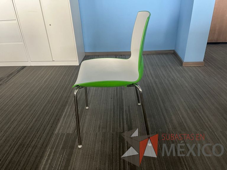 Lote 181 - Silla fija, asiento y respaldo en plástico color blanco - Imagen 6