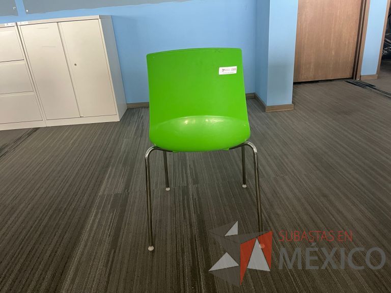 Lote 181 - Silla fija, asiento y respaldo en plástico color blanco - Imagen 7