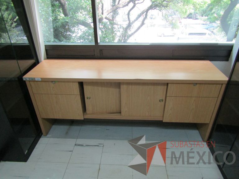 Lote 106 - Credenza con 2 puertas corredizas y 4 cajones - Imagen 2