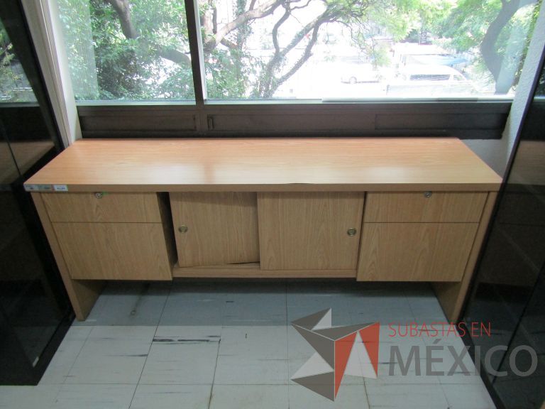 Lote 106 - Credenza con 2 puertas corredizas y 4 cajones