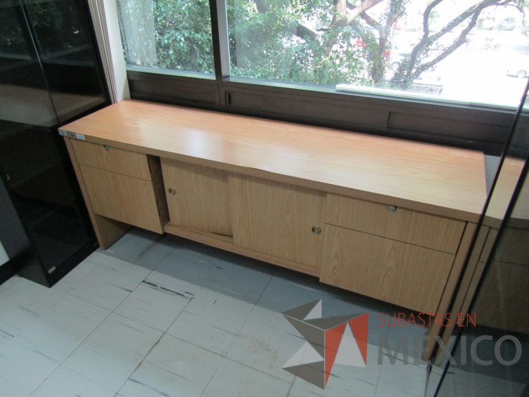 Lote 106 - Credenza con 2 puertas corredizas y 4 cajones - Imagen 3