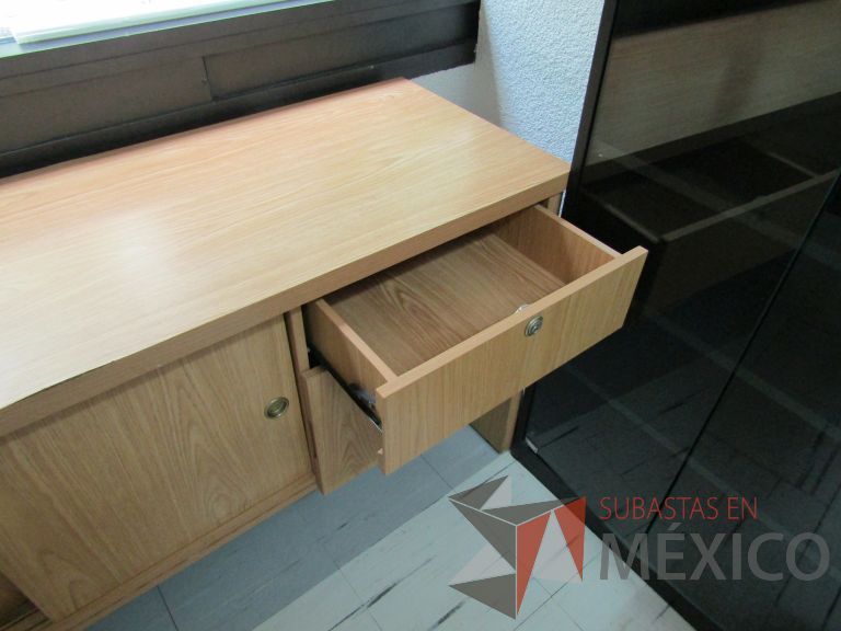 Lote 106 - Credenza con 2 puertas corredizas y 4 cajones - Imagen 4