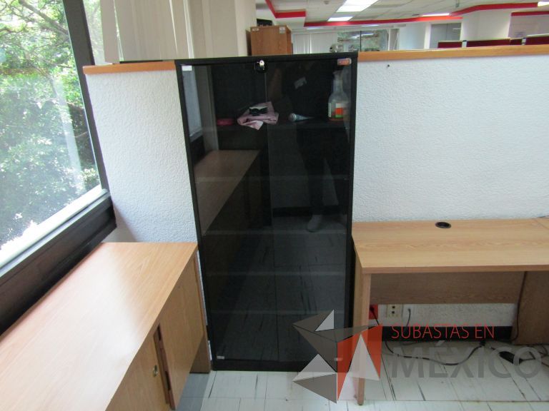 Lote 109 - Librero con 2 puertas de vidrio y 5 entrepaños - Imagen 2