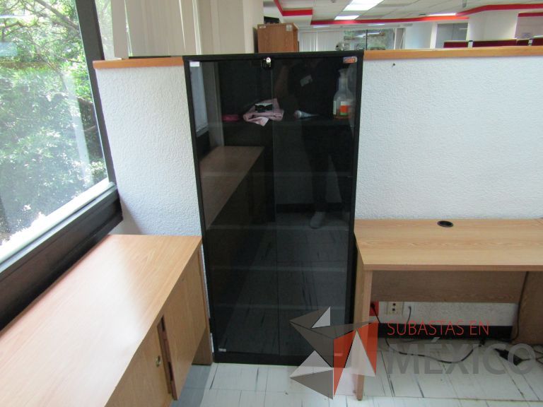 Lote 109 - Librero con 2 puertas de vidrio y 5 entrepaños - Imagen 3