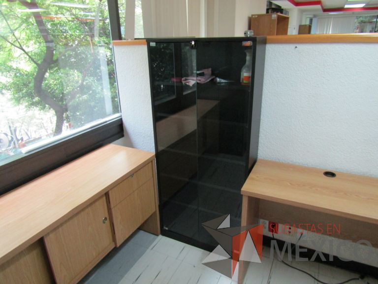 Lote 109 - Librero con 2 puertas de vidrio y 5 entrepaños - Imagen 4