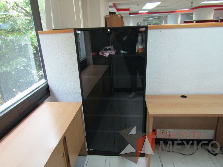 Lote 109 - Librero con 2 puertas de vidrio y 5 entrepaños - Imagen 5