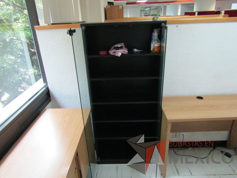 Lote 109 - Librero con 2 puertas de vidrio y 5 entrepaños - Imagen 7