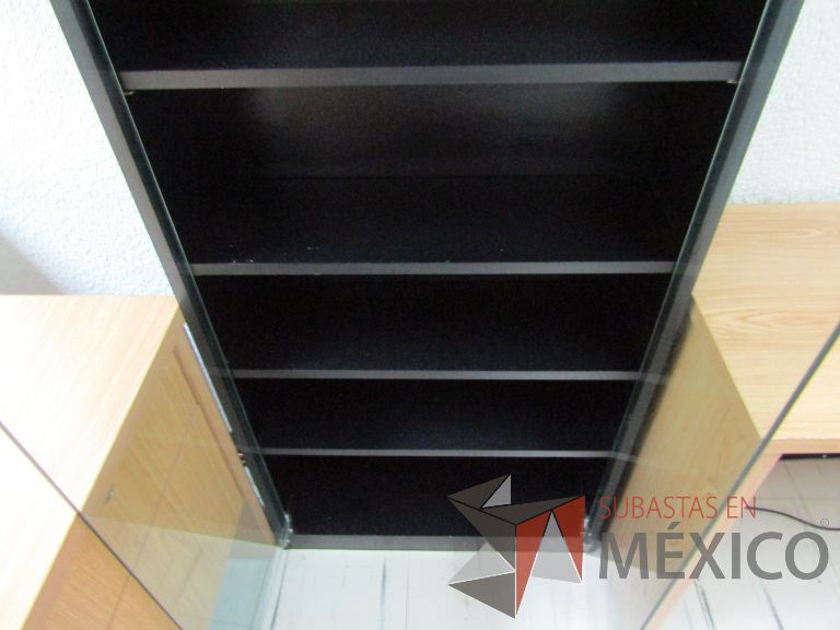 Lote 109 - Librero con 2 puertas de vidrio y 5 entrepaños - Imagen 8