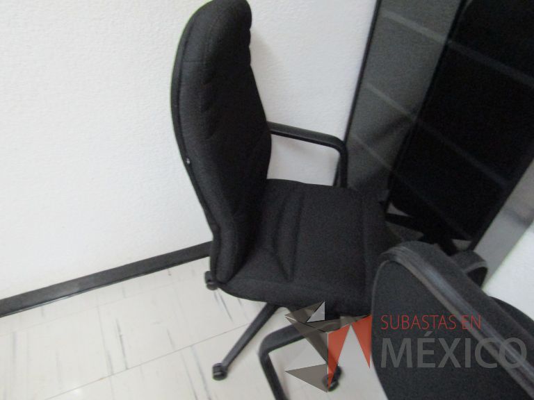 Lote 057 - Silla ejecutiva con ruedas, descansabrazos, asiento y respaldo en tela color negro - Imagen 13