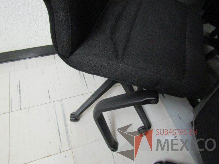 Lote 057 - Silla ejecutiva con ruedas, descansabrazos, asiento y respaldo en tela color negro - Imagen 5