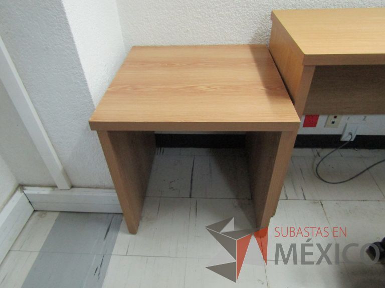Lote 112 - Mesa de apoyo cuadrada - Imagen 3