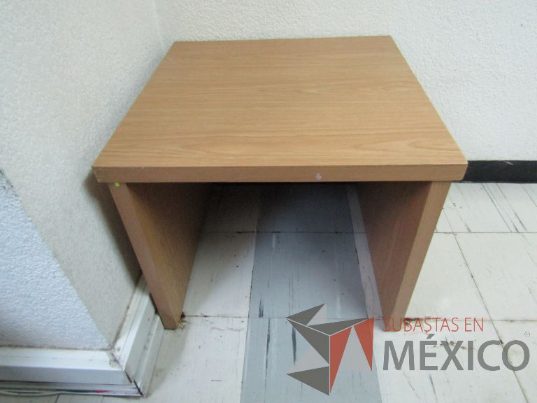 Lote 116 - Mesa de apoyo cuadrada