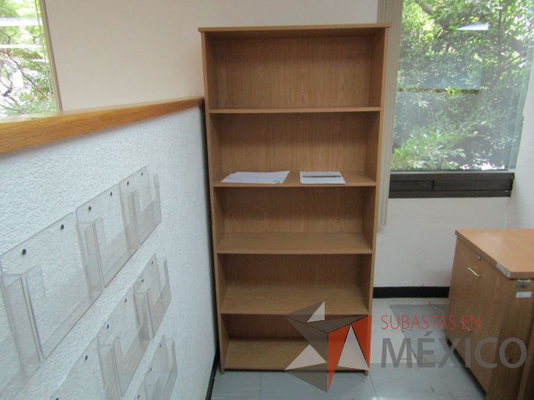 Lote 122 - Librero con 4 entrepaños - Imagen 2