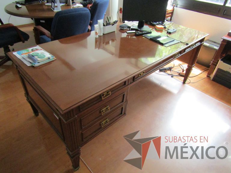 Lote 125 - Escritorio con 5 cajones de madera - Imagen 2