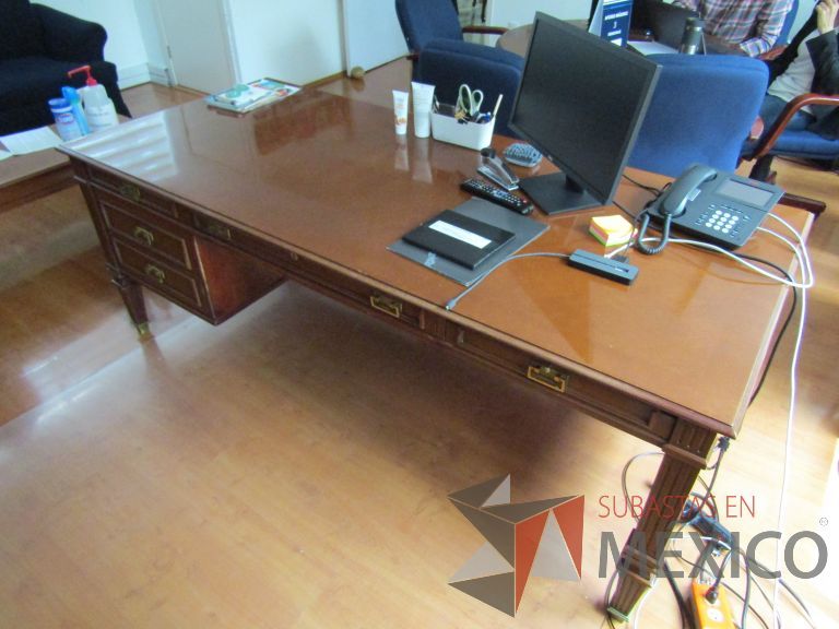 Lote 125 - Escritorio con 5 cajones de madera - Imagen 4