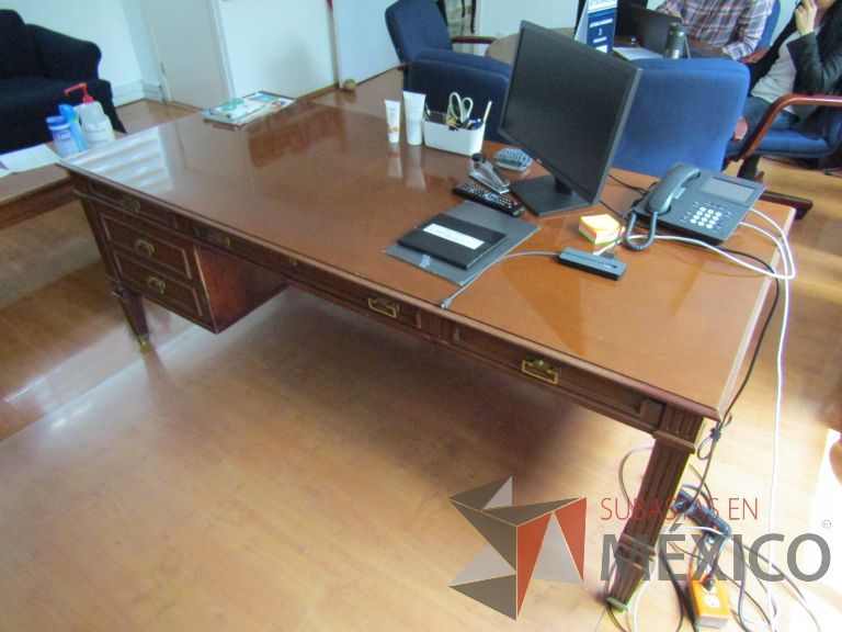 Lote 125 - Escritorio con 5 cajones de madera - Imagen 5