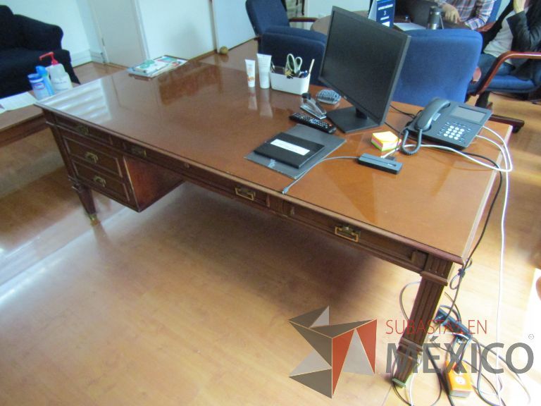 Lote 125 - Escritorio con 5 cajones de madera - Imagen 6