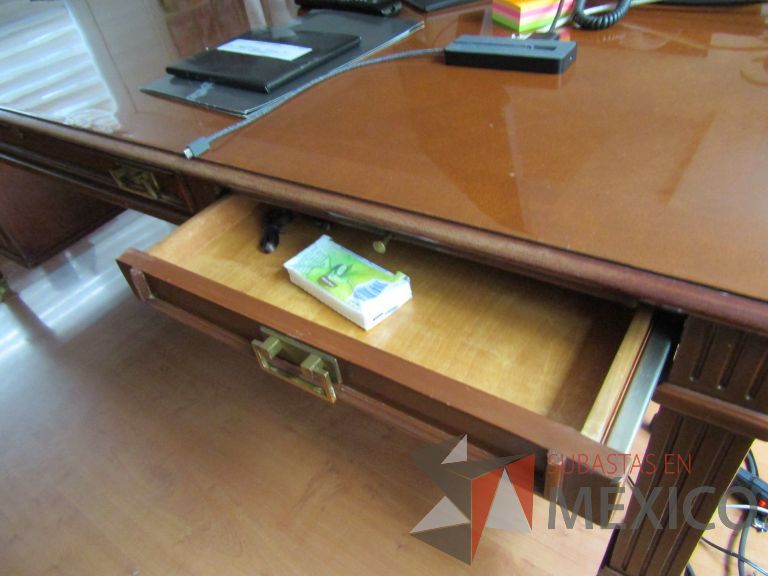 Lote 125 - Escritorio con 5 cajones de madera - Imagen 7