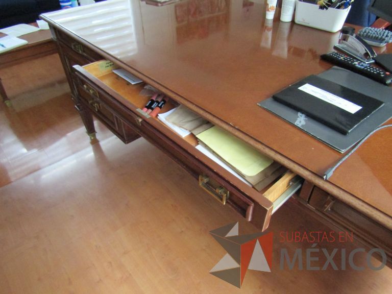Lote 125 - Escritorio con 5 cajones de madera - Imagen 8
