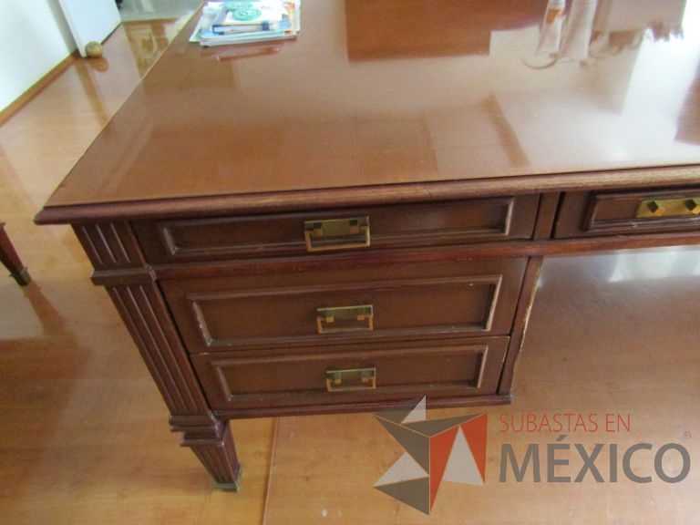 Lote 125 - Escritorio con 5 cajones de madera - Imagen 9