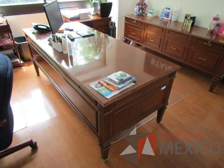 Lote 125 - Escritorio con 5 cajones de madera