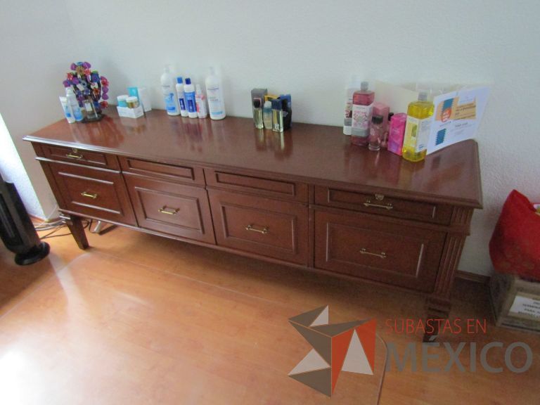 Lote 126 - Credenza con 2 cajones y 4 puertas