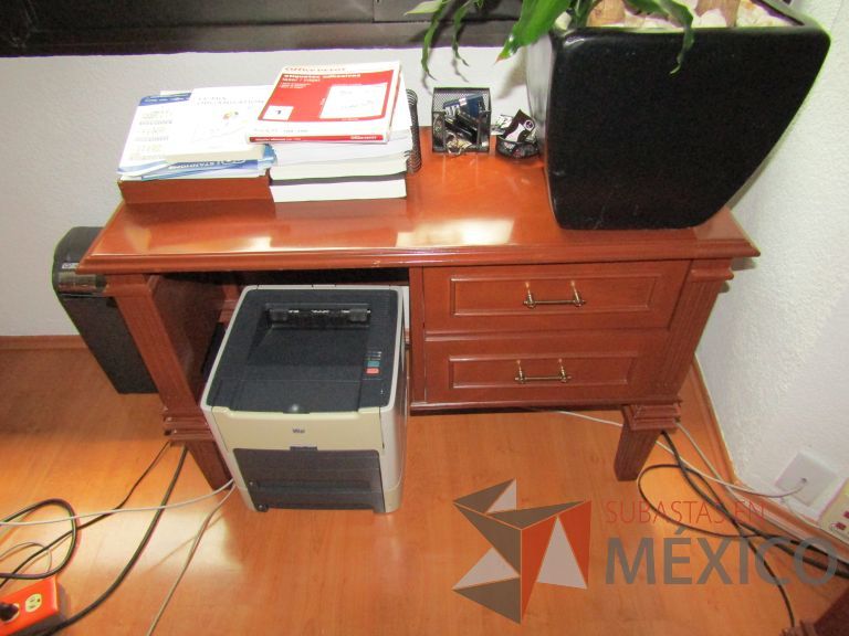 Lote 130 - Mesa de trabajo con 2 cajones - Imagen 2