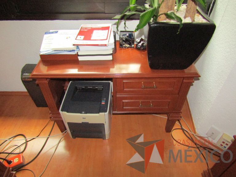 Lote 130 - Mesa de trabajo con 2 cajones