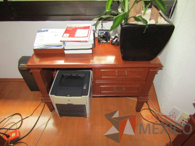 Lote 130 - Mesa de trabajo con 2 cajones - Imagen 3